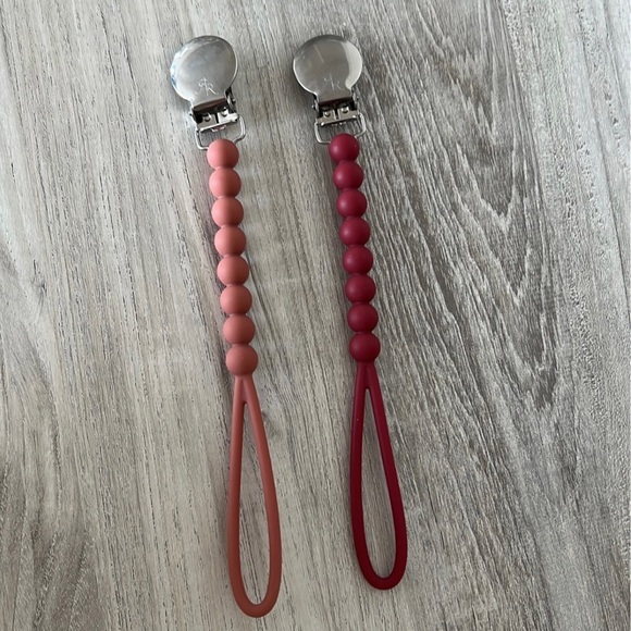 Ryan & Rose Pacifiers/Clips - Picture 3 of 3